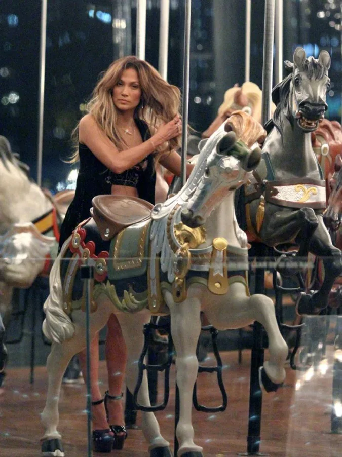 Jennifer-Lopez_-Filming-El-Mismo-Sol-Video--02-662x885