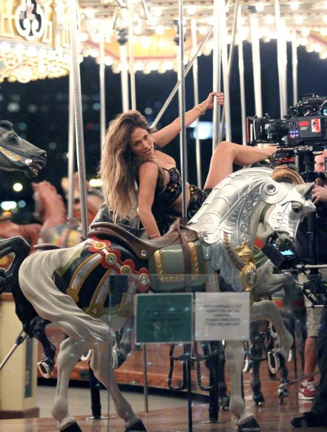 Jennifer-Lopez_-Filming-El-Mismo-Sol-Video--21-662x874