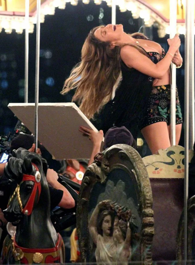 Jennifer-Lopez_-Filming-El-Mismo-Sol-Video--27-662x899