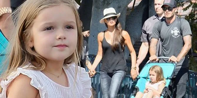 Η Harper Beckham σε πρώτο πλάνο με τον David και τη Victoria Beckham στη Disneyland.