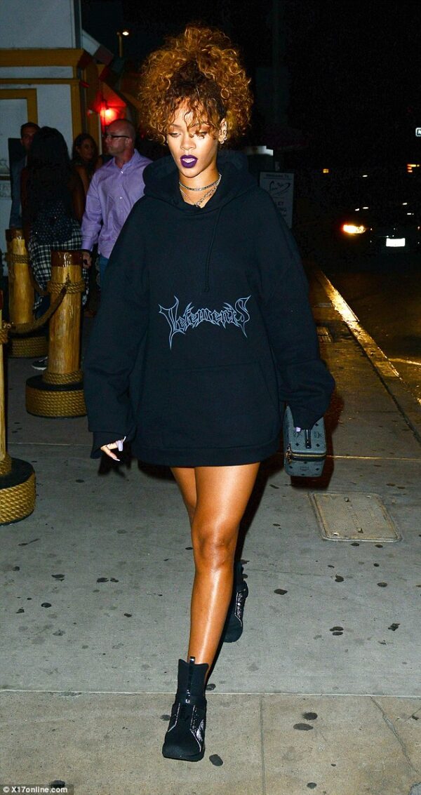 Αγνώριστη η Rihanna στην καμπάνια του νέου αρωμάτος της