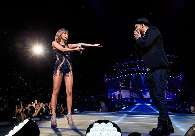 Taylor-Swift-and-Selena-Gomez_-Performs-in-Los-Angeles--01