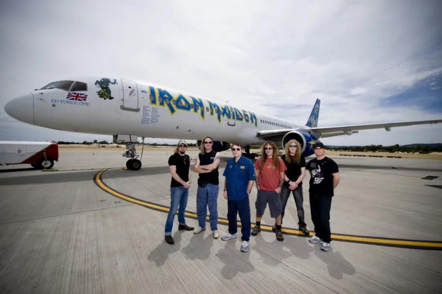 Τα μέλη των Iron Maiden μπροστά από το αεροπλάνο τους Ed Force One.