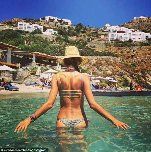 Η Alessandra Ambrosio με πλάτη στη θάλασσα της Μυκόνου