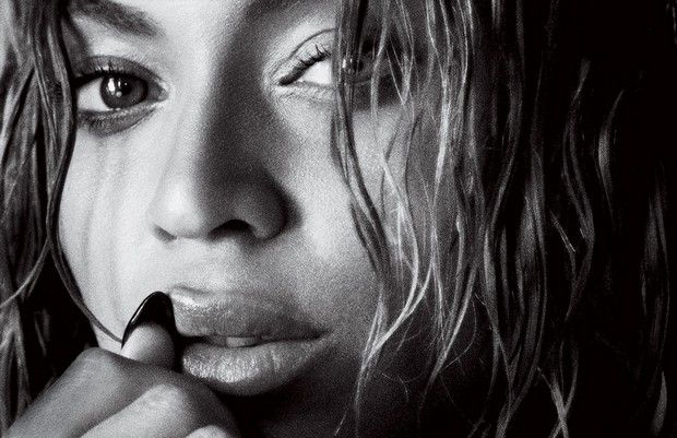 Κοντινό ασπρόμαυρο πορτρέτο της Beyonce με βρεγμένα μαλλιά.