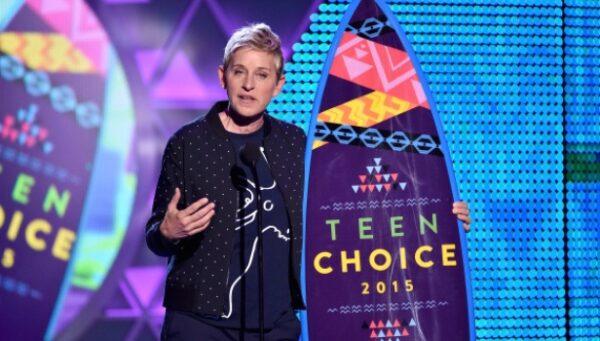 Ο υπέροχος λόγος της Ellen DeGeneres για τη σημασία του να είσαι διαφορετικός στα Teen Choice Awards 2015