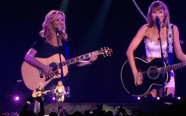 Πόσο τέλειο! Η Taylor Swift τραγούδησε στην σκηνή το “Smelly Cat” παρέα με την Φοίβη από τα Φιλαράκια!