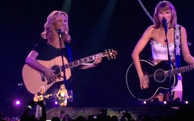 Η Taylor Swift και η Lisa Kudrow στη σκηνή με κιθάρες.