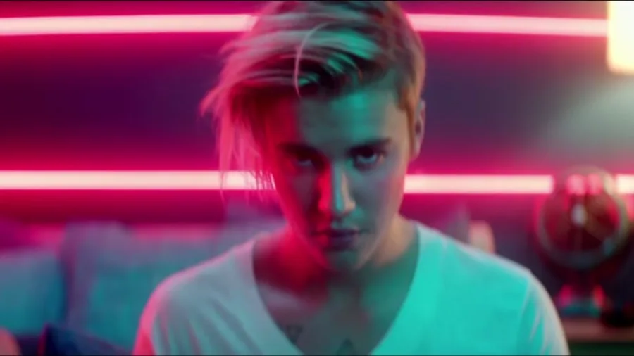 Ο Justin Bieber με ξανθά μαλλιά σε πλάνο από το video clip What Do You Mean.
