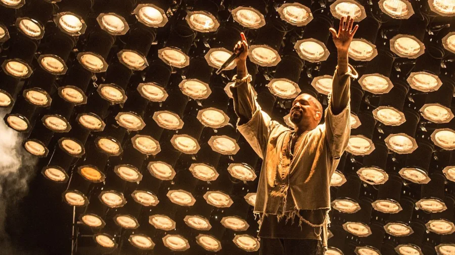 Ο Kanye West στη σκηνή του φεστιβάλ FYF κάτω από δεκάδες προβολείς.