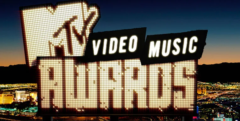 Το λογότυπο των MTV Video Music Awards σε φωτεινή επιγραφή με φόντο το Λας Βέγκας.