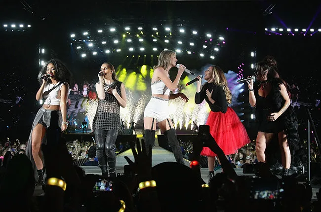 Η Taylor Swift στη σκηνή με τις Little Mix κατά τη διάρκεια της περιοδείας The 1989 World Tour στο Levi's Stadium.