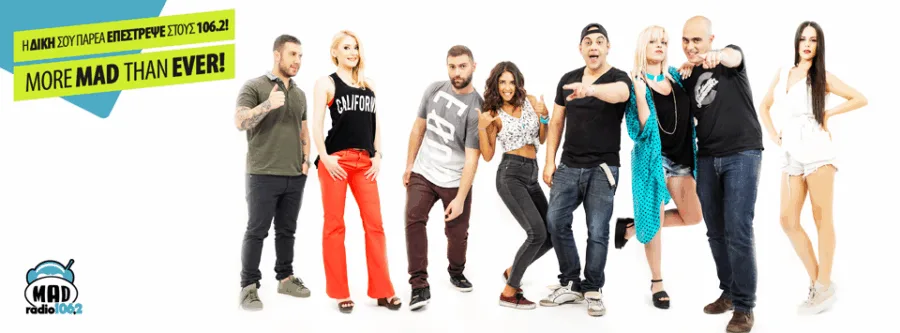 Ομάδα ραδιοφωνικών παραγωγών του Mad Radio 106,2 σε λευκό φόντο.