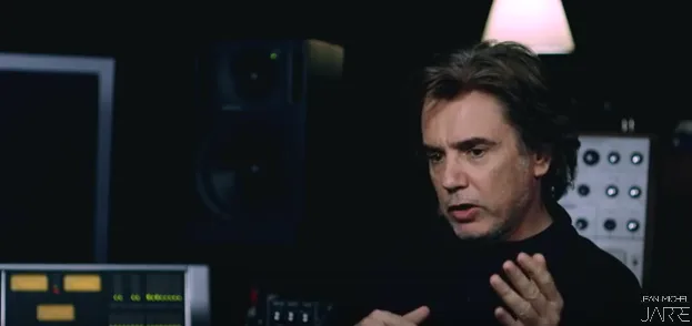 Ο Jean-Michel Jarre σε στούντιο ηχογράφησης.