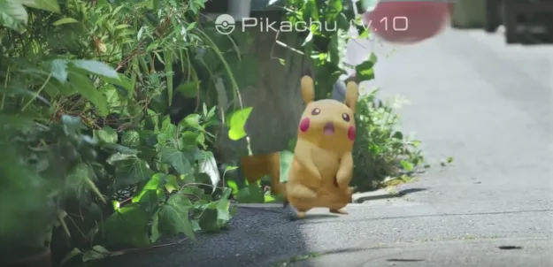 Ο Pikachu σε δρόμο με φυτά, από το παιχνίδι Pokemon Go.