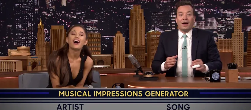Η Ariana Grande και ο Jimmy Fallon στο πλατό της εκπομπής The Tonight Show.