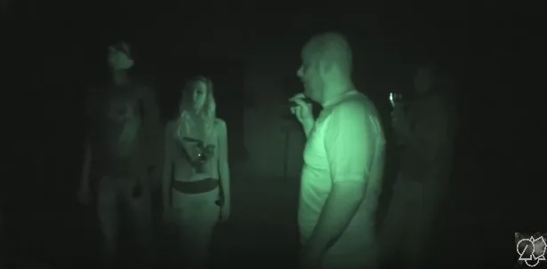 Μέλη των Greek Paranormal Seekers σε έρευνα με κάμερα νυχτερινής όρασης.