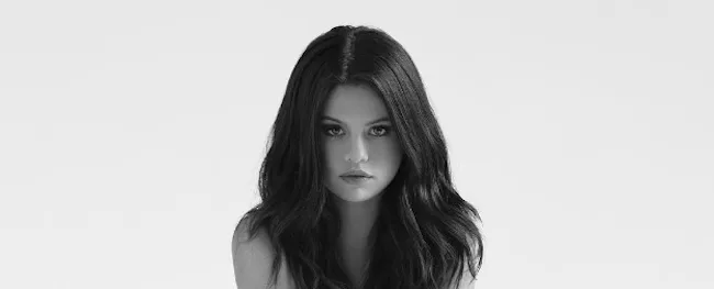 Η Selena Gomez σε ασπρόμαυρο πορτρέτο.