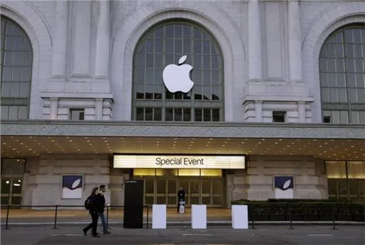 Εξωτερική όψη κτιρίου με το λογότυπο της Apple και επιγραφή Special Event.