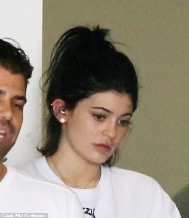 2C9E6BF100000578-3243929-All_natural_The_outing_came_as_Kylie_took_to_her_new_website_to_-m-36_1442875795790