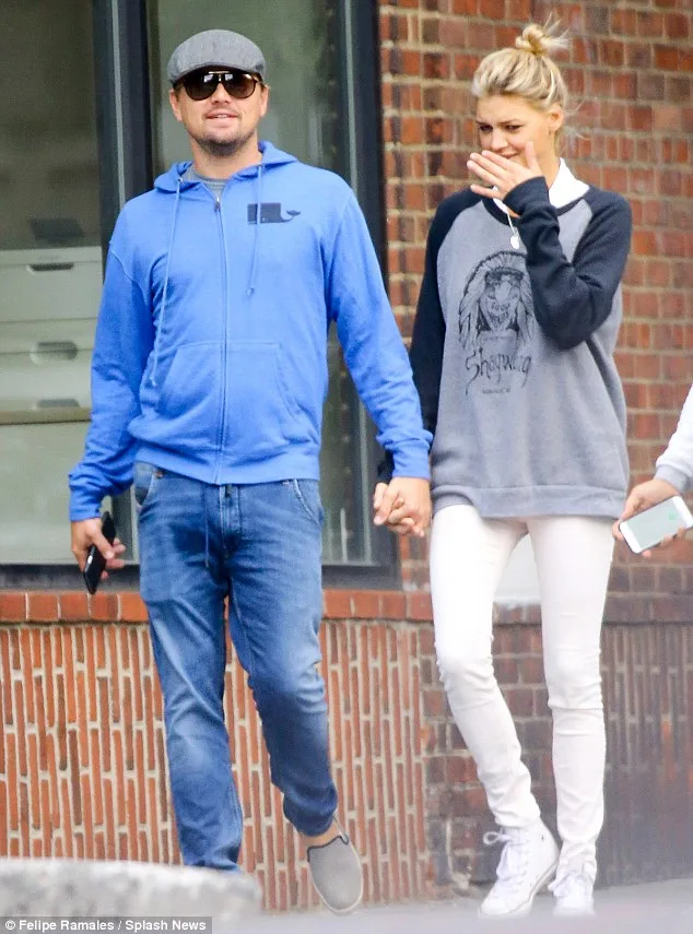 2CDC49BA00000578-3252321-The_real_thing_Leonardo_DiCaprio_and_Kelly_Rohrbach_have_only_be-a-3_1443461567141