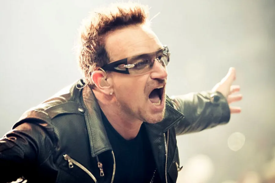 Ο Bono των U2 τραγουδάει σε συναυλία