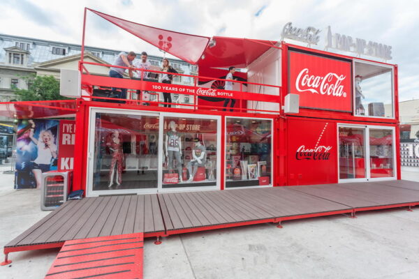 H Coca-Cola γιορτάζει  τα 100 χρόνια του διάσημου μπουκαλιού της και φέρνει το εντυπωσιακό Coca-Cola Pop-Up Store στην Ελλάδα!