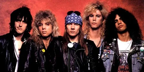Τα αυθεντικά μέλη των Guns N’ Roses σε ομαδική φωτογραφία.