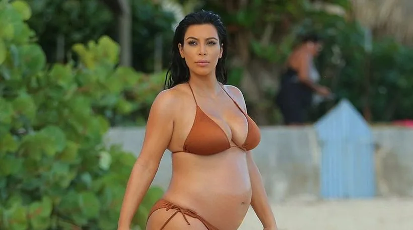 Η Kim Kardashian έγκυος με καφέ μπικίνι στην παραλία.