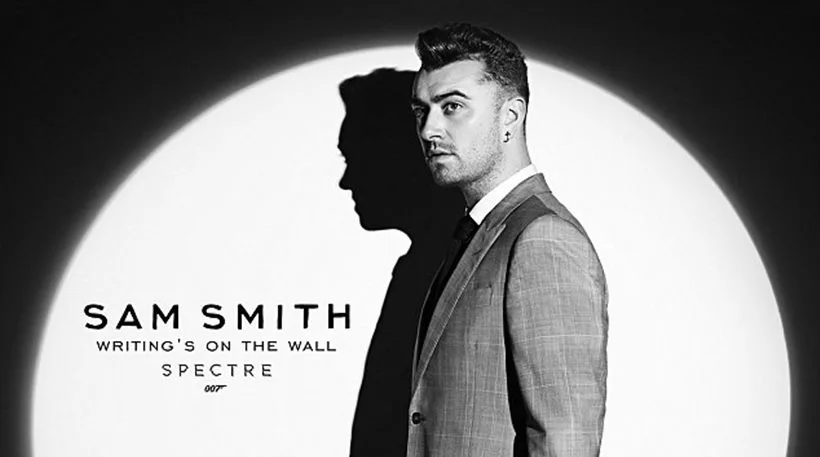 Ο Sam Smith σε ασπρόμαυρο φόντο για το τραγούδι Writing's on the Wall της ταινίας Spectre.