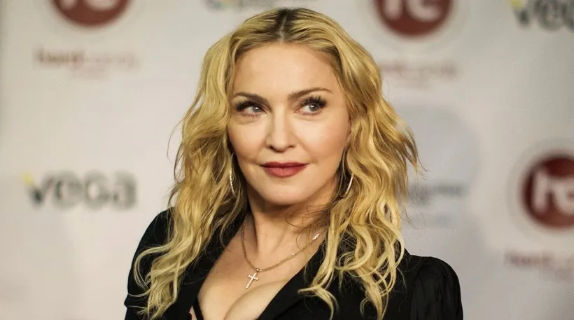 Η Madonna με ξανθά κυματιστά μαλλιά και μαύρο ρούχο σε εκδήλωση.