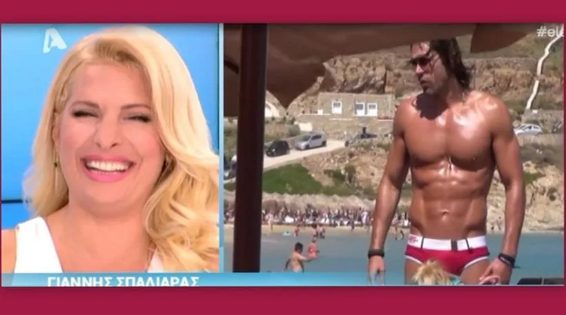 Η Ελένη Μενεγάκη γελάει σε τηλεοπτικό παράθυρο δίπλα σε πλάνο του Γιάννη Σπαλιάρα στην παραλία.