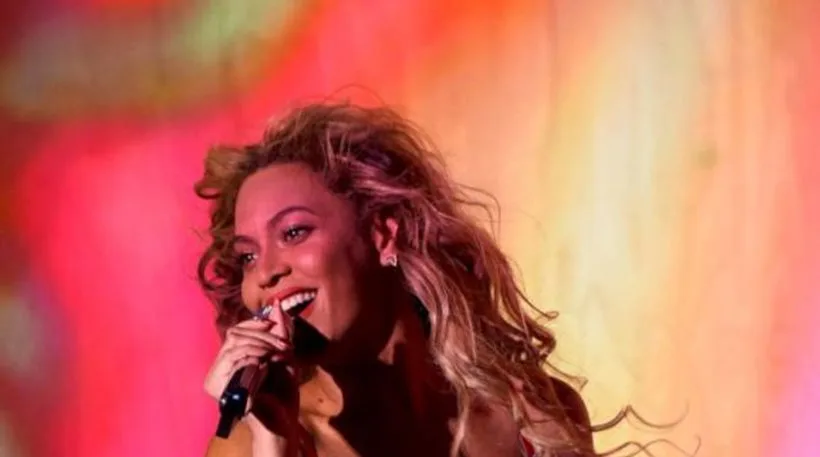 Η Beyoncé τραγουδάει στη σκηνή με μικρόφωνο