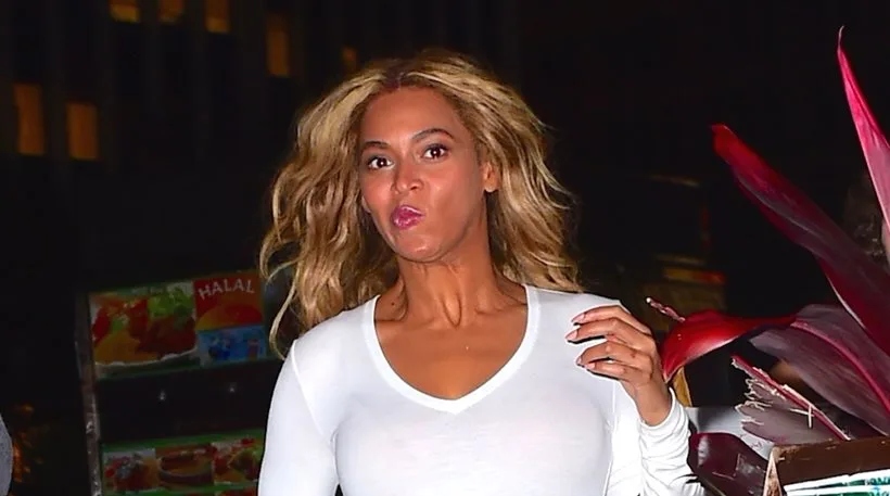Η Beyonce με λευκή μπλούζα και ξανθά μαλλιά σε νυχτερινή έξοδο.
