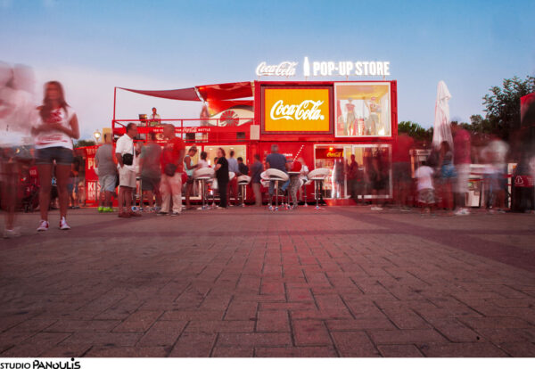 H Coca-Cola γιόρτασε τα 100 χρόνια του διάσημου μπουκαλιού της στο εντυπωσιακό Coca-Cola Pop-Up Store!