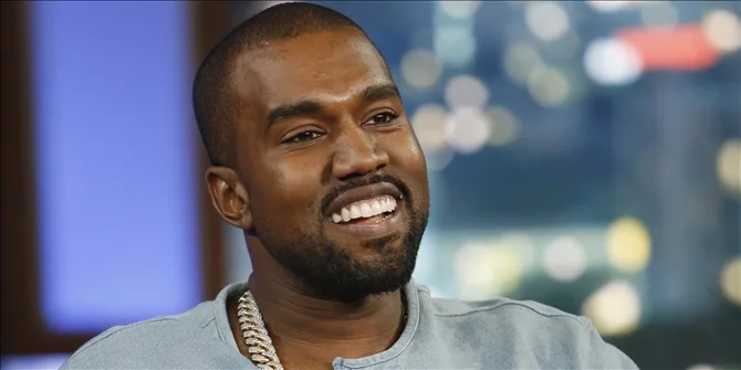 Ο Kanye West χαμογελάει κατά τη διάρκεια συνέντευξης.