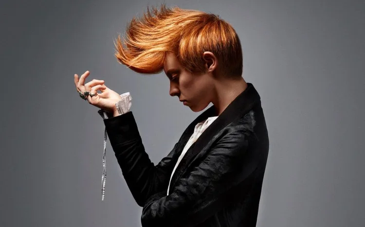Η La Roux με το χαρακτηριστικό πορτοκαλί χτένισμα σε προφίλ.