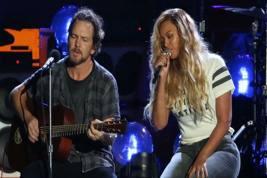 Ο Eddie Vedder και η Beyoncé στη σκηνή του Global Citizen Festival.