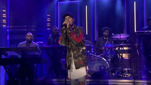 Ο Justin Bieber τραγουδάει στη σκηνή του Jimmy Fallon με τους The Roots.