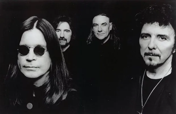 Το συγκρότημα Black Sabbath σε ασπρόμαυρη φωτογραφία.