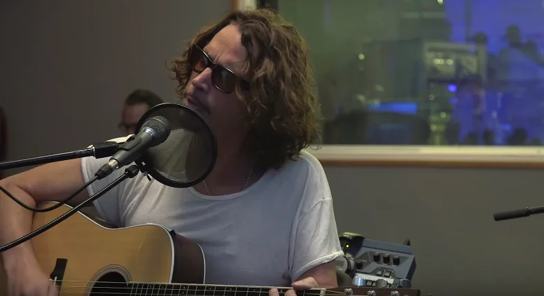 Ο Chris Cornell παίζει ακουστική κιθάρα και τραγουδάει σε στούντιο.