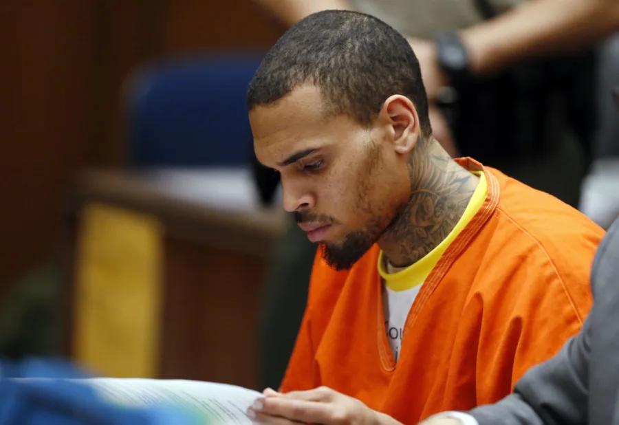 Ο Chris Brown σε δικαστική αίθουσα φορώντας πορτοκαλί στολή κρατουμένου.