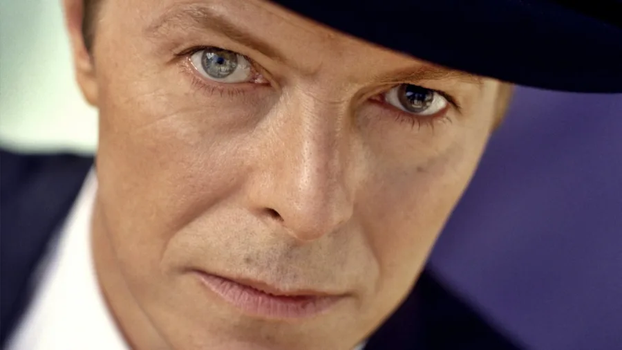 Κοντινό πλάνο του David Bowie με καπέλο