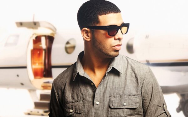 Όλοι εκεί! Ρεστοράν ανοίγει ο Drake