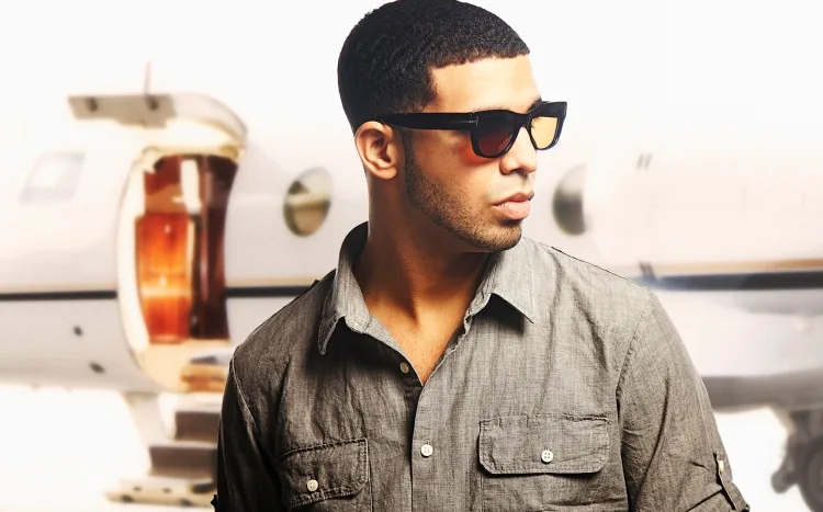 Ο Drake με γυαλιά ηλίου μπροστά από ιδιωτικό αεροπλάνο