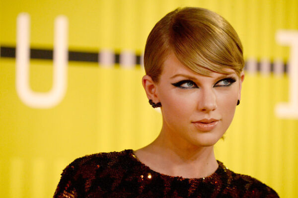 Χούφτωσε την Taylor Swift και απολύθηκε!
