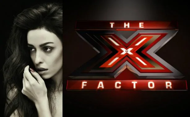 Η Ελένη Φουρέιρα δίπλα στο λογότυπο του X-Factor
