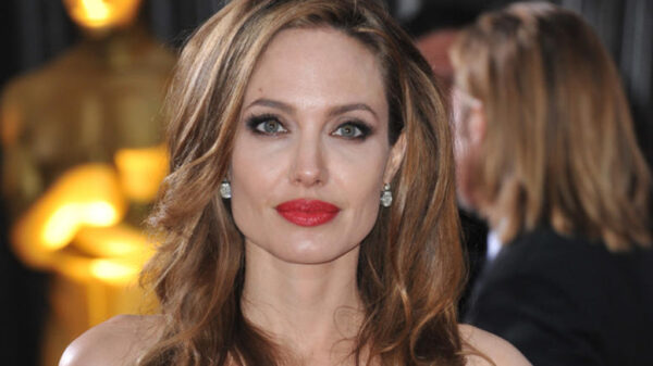 Η Angelina Jolie τολμά και δημοσιεύει φωτογραφία της χωρίς μακιγιάζ! Δείτε την