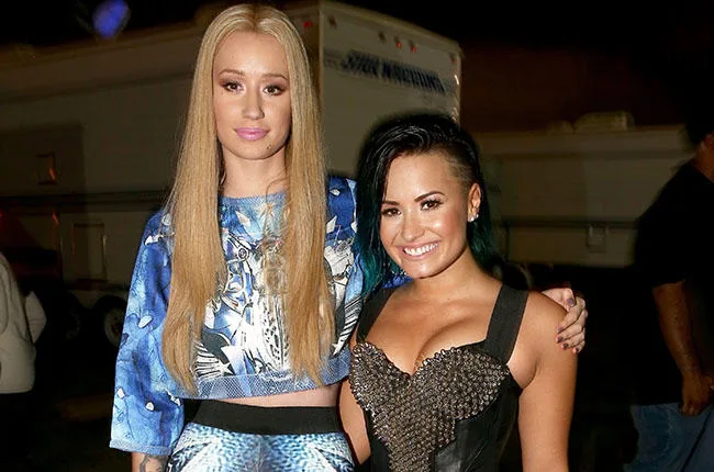 Η Iggy Azalea και η Demi Lovato ποζάρουν στα παρασκήνια του Vevo CERTIFIED SuperFanFest στη Σάντα Μόνικα.