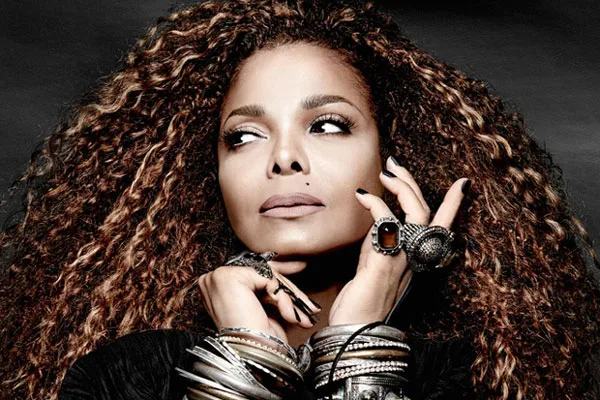Η Janet Jackson με πλούσια σγουρά μαλλιά και εντυπωσιακά κοσμήματα.